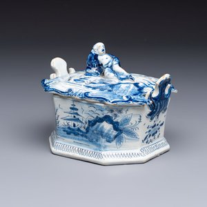 A blue and white Dutch Delft chinoiserie butter tub with a reclining figure finial, 18th C. — 照片 1