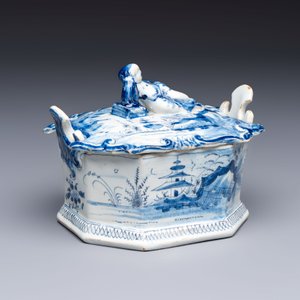 A blue and white Dutch Delft chinoiserie butter tub with a reclining figure finial, 18th C. — 照片 2