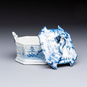A blue and white Dutch Delft chinoiserie butter tub with a reclining figure finial, 18th C. — 照片 3