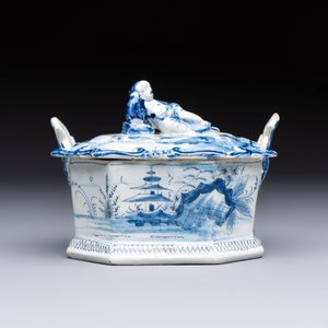 A blue and white Dutch Delft chinoiserie butter tub with a reclining figure finial, 18th C. — 照片 4