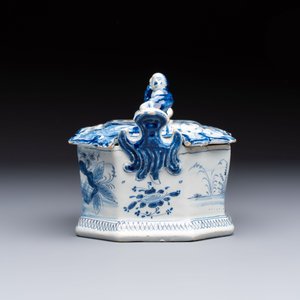 A blue and white Dutch Delft chinoiserie butter tub with a reclining figure finial, 18th C. — 照片 5