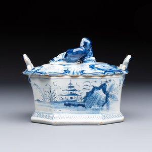 A blue and white Dutch Delft chinoiserie butter tub with a reclining figure finial, 18th C. — 照片 6