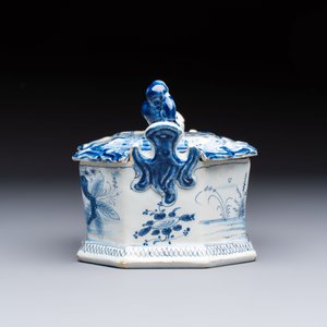 A blue and white Dutch Delft chinoiserie butter tub with a reclining figure finial, 18th C. — 照片 7