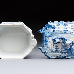 A blue and white Dutch Delft chinoiserie butter tub with a reclining figure finial, 18th C. — 照片 8