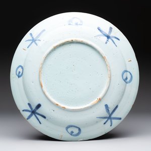 A blue and white Dutch Delft chinoiserie dish, 17th C. — foto 2