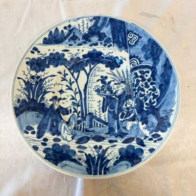 A blue and white Dutch Delft chinoiserie dish with figural design — photo 1