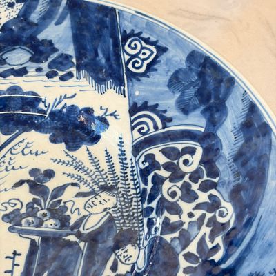 A blue and white Dutch Delft chinoiserie dish with figural design — photo 3