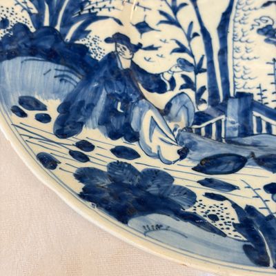 A blue and white Dutch Delft chinoiserie dish with figural design — photo 4