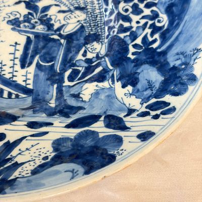 A blue and white Dutch Delft chinoiserie dish with figural design — photo 5