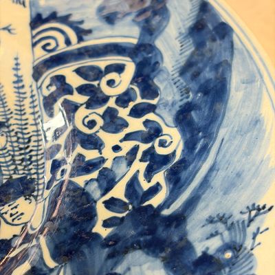 A blue and white Dutch Delft chinoiserie dish with figural design — photo 8