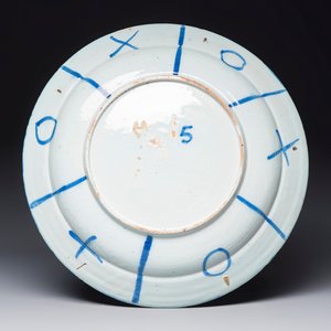 A blue and white Dutch Delft chinoiserie dish with figural design — foto 2