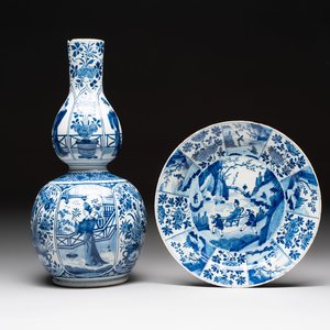 A blue and white Dutch Delft chinoiserie Kangxi-style 'Long Eliza' double gourd vase and a plate, early 18th C. — photo 1