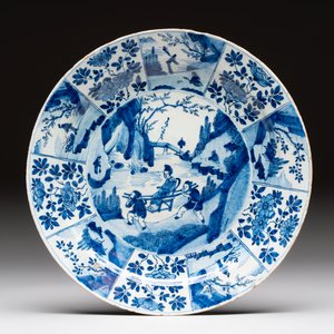 A blue and white Dutch Delft chinoiserie Kangxi-style 'Long Eliza' double gourd vase and a plate, early 18th C. — photo 2