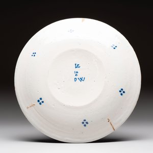 A blue and white Dutch Delft chinoiserie Kangxi-style 'Long Eliza' double gourd vase and a plate, early 18th C. — photo 3