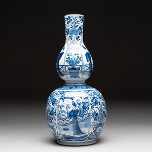 A blue and white Dutch Delft chinoiserie Kangxi-style 'Long Eliza' double gourd vase and a plate, early 18th C. — photo 4