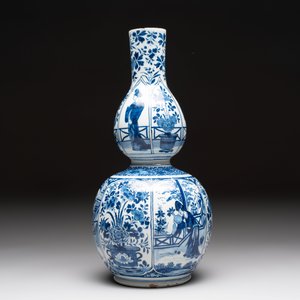 A blue and white Dutch Delft chinoiserie Kangxi-style 'Long Eliza' double gourd vase and a plate, early 18th C. — photo 5