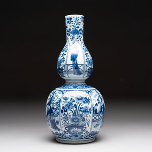 A blue and white Dutch Delft chinoiserie Kangxi-style 'Long Eliza' double gourd vase and a plate, early 18th C. — photo 6