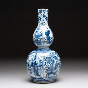 A blue and white Dutch Delft chinoiserie Kangxi-style 'Long Eliza' double gourd vase and a plate, early 18th C. — photo 7