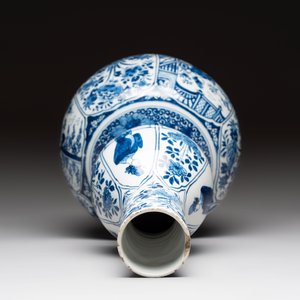 A blue and white Dutch Delft chinoiserie Kangxi-style 'Long Eliza' double gourd vase and a plate, early 18th C. — photo 8
