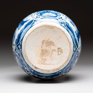 A blue and white Dutch Delft chinoiserie Kangxi-style 'Long Eliza' double gourd vase and a plate, early 18th C. — photo 9
