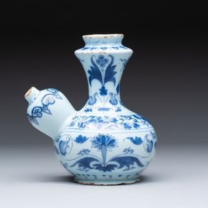 A blue and white Dutch Delft chinoiserie kendi, late 17th C. — 照片 1
