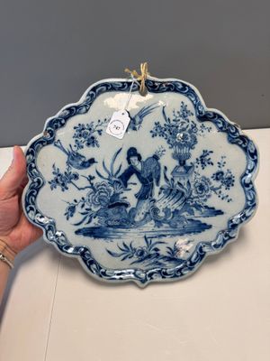 A blue and white Dutch Delft 'Chinoiserie' plaque with an elegant lady, 18th C. — foto 1