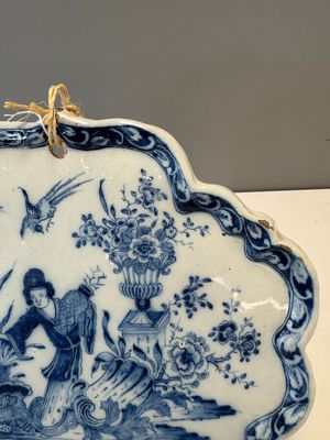 A blue and white Dutch Delft 'Chinoiserie' plaque with an elegant lady, 18th C. — foto 4