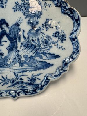 A blue and white Dutch Delft 'Chinoiserie' plaque with an elegant lady, 18th C. — foto 5