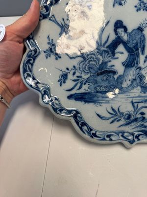 A blue and white Dutch Delft 'Chinoiserie' plaque with an elegant lady, 18th C. — foto 6
