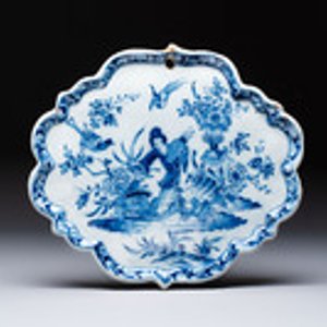 A blue and white Dutch Delft 'Chinoiserie' plaque with an elegant lady, 18th C. — foto 1