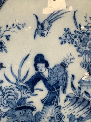 A blue and white Dutch Delft 'Chinoiserie' plaque with an elegant lady — foto 2