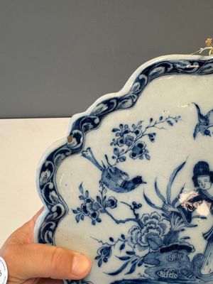 A blue and white Dutch Delft 'Chinoiserie' plaque with an elegant lady — foto 3