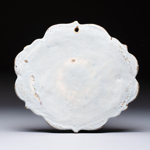 A blue and white Dutch Delft 'Chinoiserie' plaque with an elegant lady — foto 2