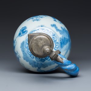A blue and white Dutch Delft rope-handled chinoiserie jug with a mounted pewter lid — photo 6