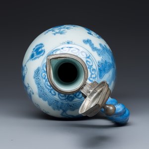 A blue and white Dutch Delft rope-handled chinoiserie jug with a mounted pewter lid — photo 7