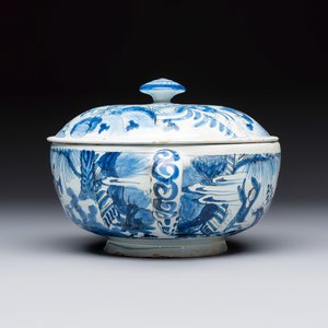 A blue and white Dutch Delft chinoiserie spiced wine bowl and cover — foto 3
