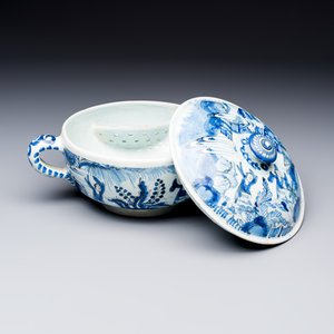 A blue and white Dutch Delft chinoiserie spiced wine bowl and cover — foto 6