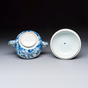 A blue and white Dutch Delft chinoiserie spiced wine bowl and cover — foto 8