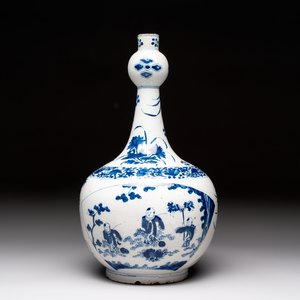 A blue and white Dutch Delft chinoiserie Transitional-style bottle vase, 18th C. — photo 1