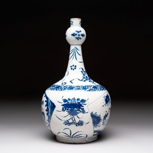 A blue and white Dutch Delft chinoiserie Transitional-style bottle vase, 18th C. — photo 2