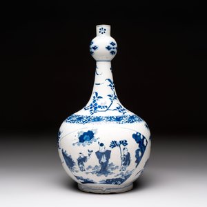 A blue and white Dutch Delft chinoiserie Transitional-style bottle vase, 18th C. — photo 3