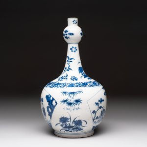 A blue and white Dutch Delft chinoiserie Transitional-style bottle vase, 18th C. — photo 4