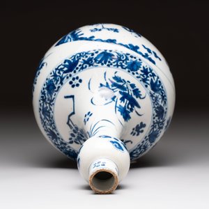 A blue and white Dutch Delft chinoiserie Transitional-style bottle vase, 18th C. — photo 5