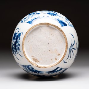 A blue and white Dutch Delft chinoiserie Transitional-style bottle vase, 18th C. — photo 6