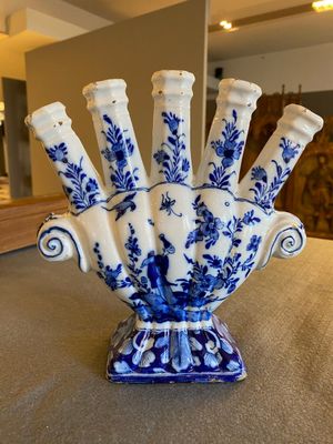 A blue and white Dutch Delft chinoiserie tulip vase, 18th C. — 照片 3