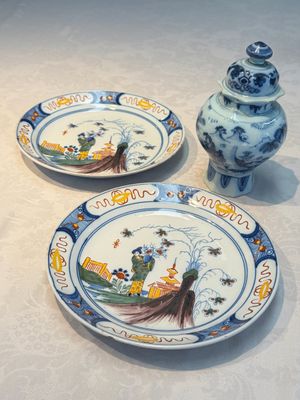 A blue and white Dutch Delft covered vase and two polychrome plates, 17/18th C. — foto 1