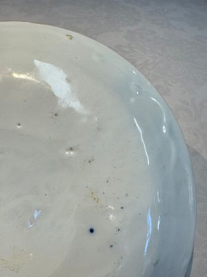 A blue and white Dutch Delft covered vase and two polychrome plates, 17/18th C. — foto 11