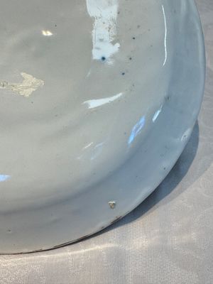 A blue and white Dutch Delft covered vase and two polychrome plates, 17/18th C. — foto 12
