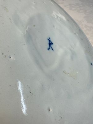 A blue and white Dutch Delft covered vase and two polychrome plates, 17/18th C. — foto 13