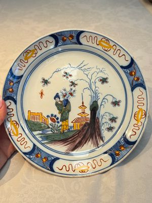 A blue and white Dutch Delft covered vase and two polychrome plates, 17/18th C. — foto 14